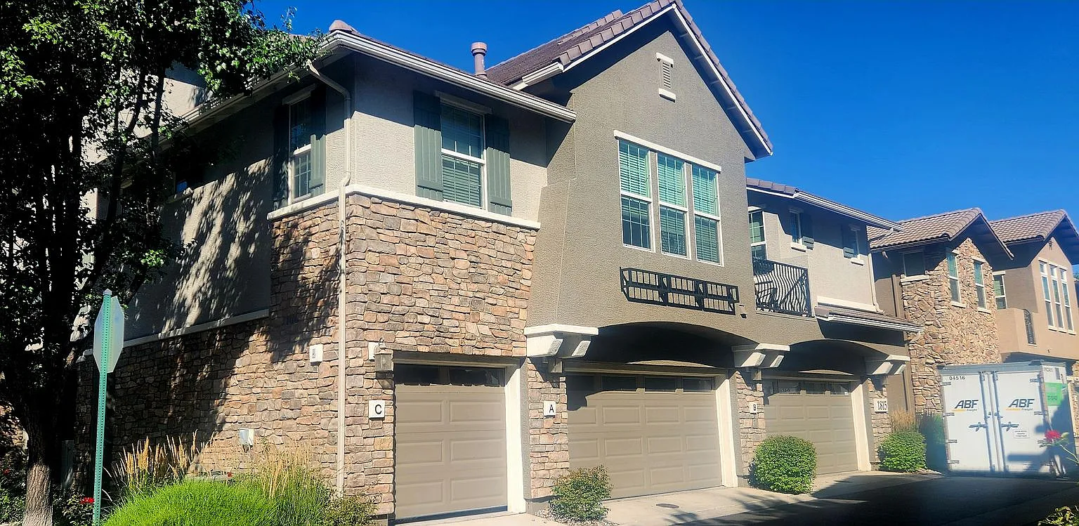 Beautiful townhouse in South Reno — Photo 1