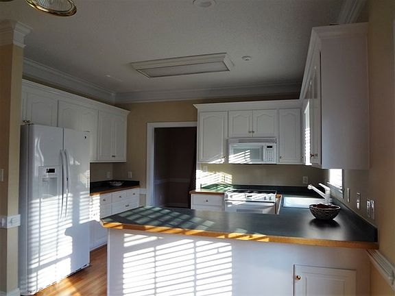 4th image of 102 Eleanor Pl