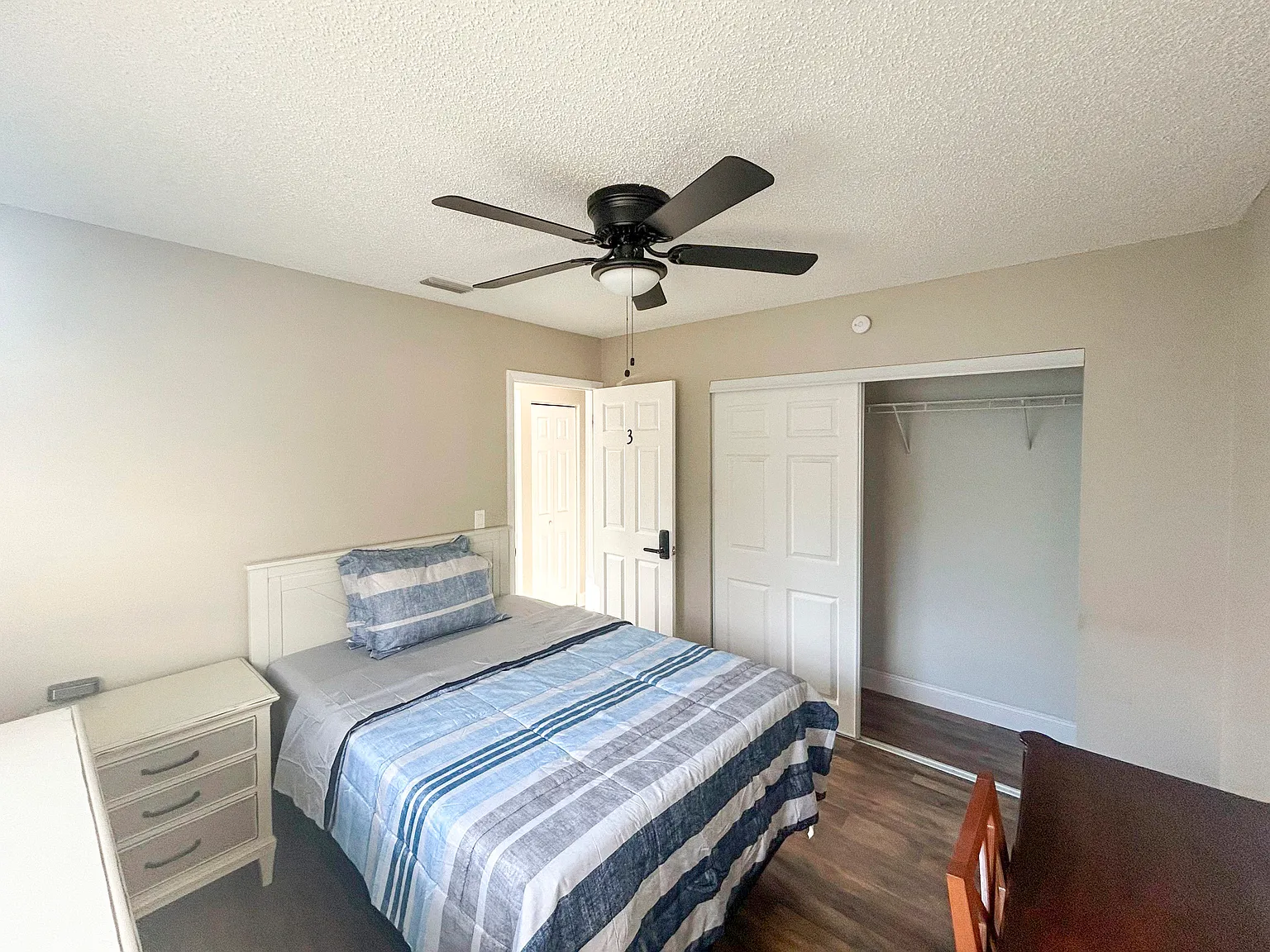 4 bed, 2.0 bath, 1930 sqft, $689 — Photo 2