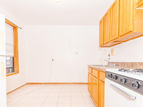 3rd image of 134 Boerum St APT F2