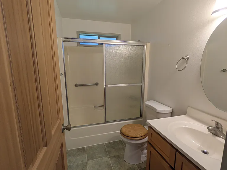2421 Hastings Ave W — Photo 8