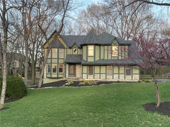 8805 Redbud Ln, Lenexa, KS 66220