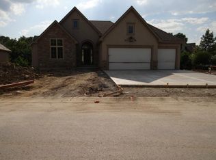 8016 Agron Dr, Parkville, MO 64152