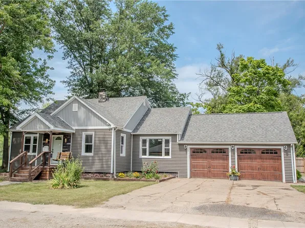 820 W Hazel St, Saint Elmo, IL 62458