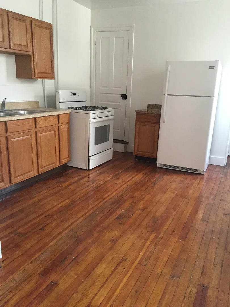Availble Now! 1st floor apartment in North End of York City near parks, lake, etc. — Photo 3