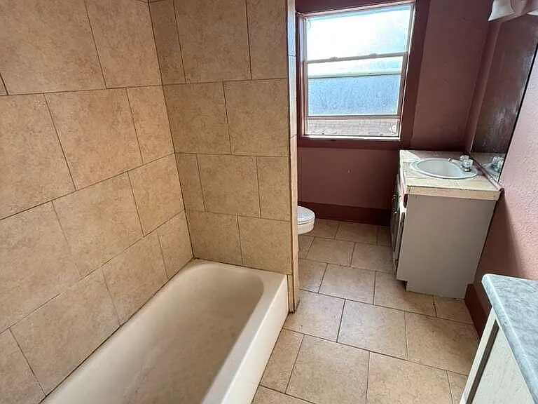 1165 E 10th St #3 — Photo 9