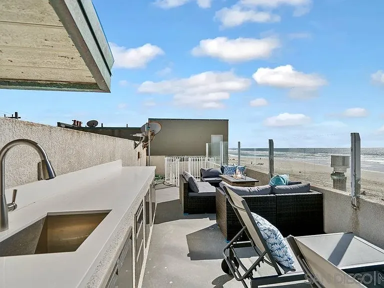 3911 Ocean Front Walk — Photo 25