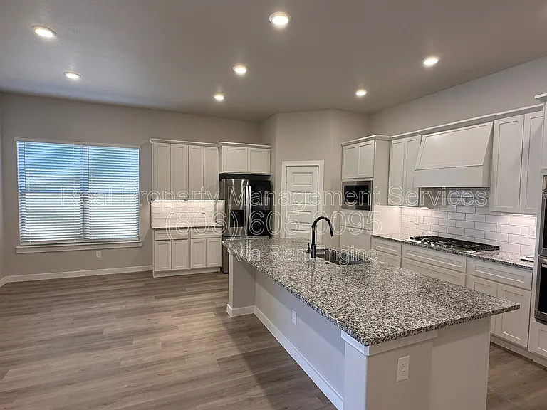 2915 Tractor Ave — Photo 3
