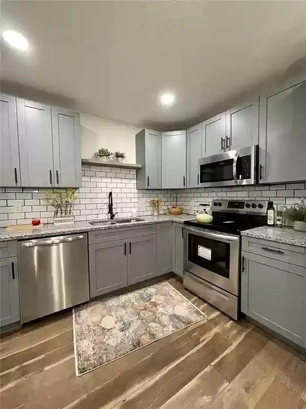 3 bed, 2.0 bath, 1208 sqft, $2,895 — Photo 4