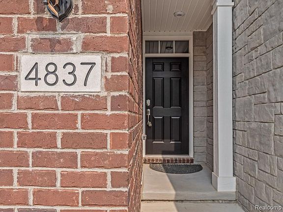 3rd image of 4837 Glenora Dr