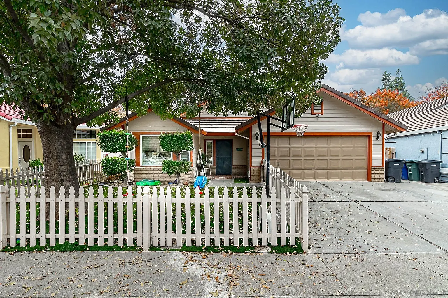 521 Waddell Way photo 1