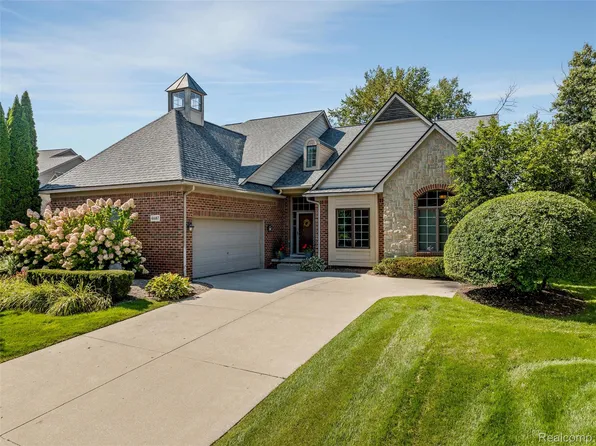 4687 Oakhurst Ridge Rd, Clarkston, MI 48348