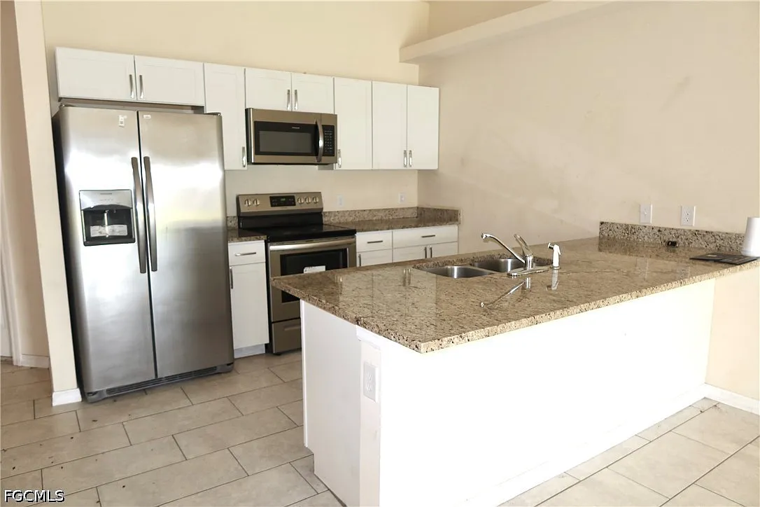 3 bed, 2.0 bath, 2418 sqft, $1,600 — Photo 2