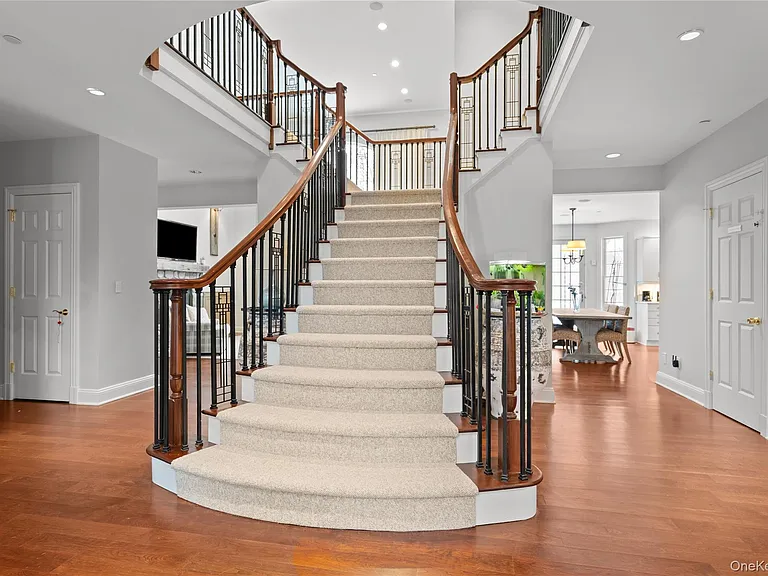 1 Augusta Ct — Photo 3