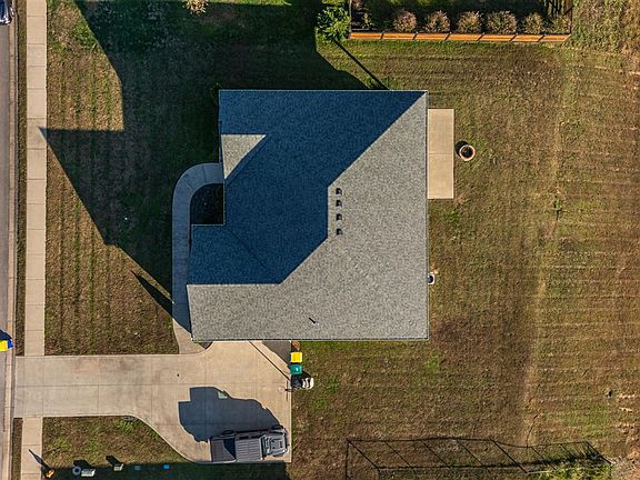 4th image of 221 Claiborne Cir