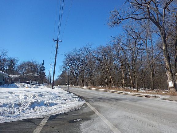 4th image of 402 Greenvale Ave W