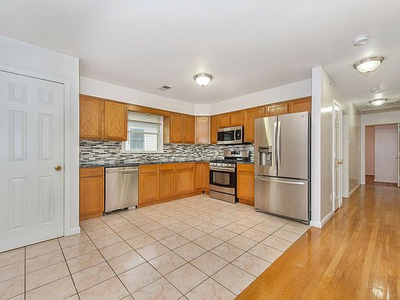 3rd image of 51 Saint Charles St Floor 3