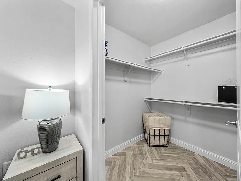 District 5800 Apartment Homes — Photo 9