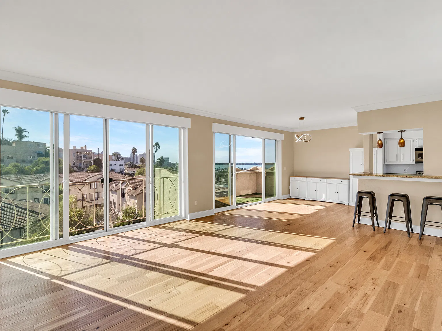2 bed, 1400 sqft, $4,400 — Photo 3