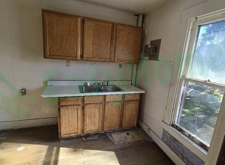 1908 N East St — Photo 8