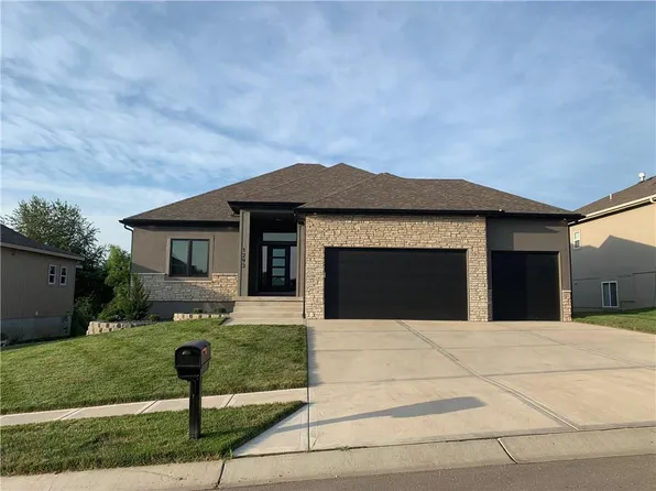 806 NW Hickory Ridge Dr, Grain Valley, MO 64029