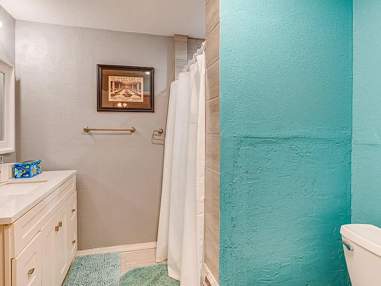 Full Bathroom Bedroom 2
