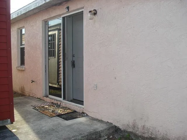 8 Bay Ave — Photo 2