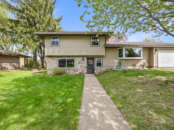 961 Oakwood Dr, New Brighton, MN 55112