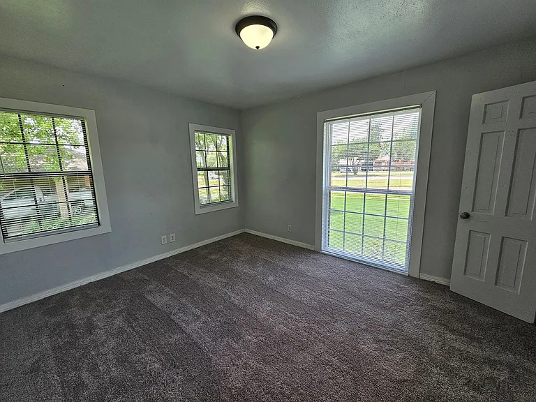 2023 E Illinois Ave — Photo 9