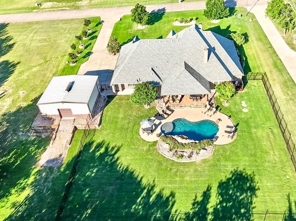 1387 Shadow Lakes Dr, Wills Point, TX 75169