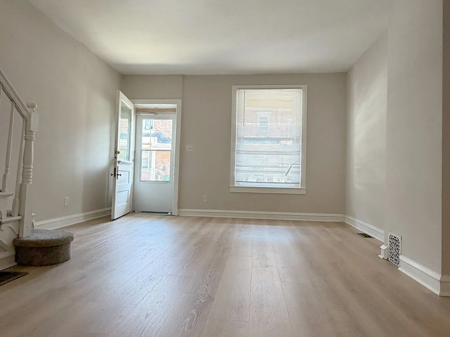 Beautiful bright and inviting 3-bedroom, 2-bathroom home — Photo 4