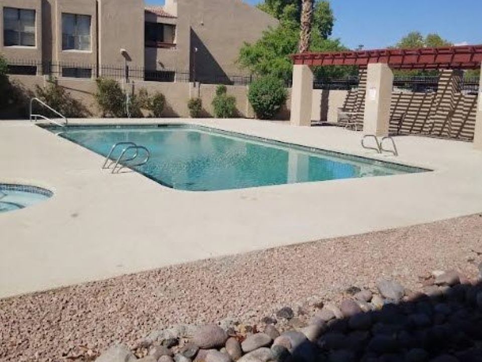 Pool and spa adjoined