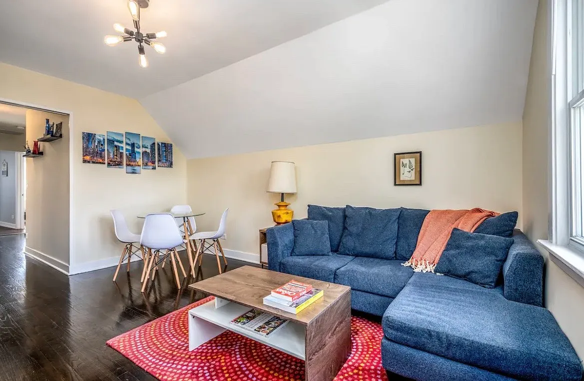 2635 N Avers Ave — Photo 2