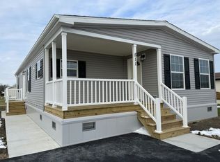 511 Applewood Dr, Lockport, NY