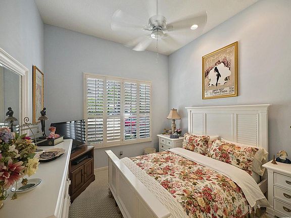 2nd Bedroom with electric massage bed