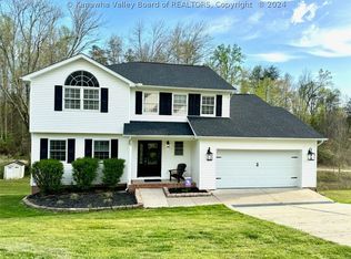 29 Rader Dr, Hurricane, WV 25526