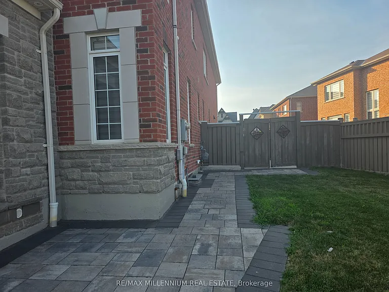 42 Cranbrook Cres #BASEMENT — Photo 3