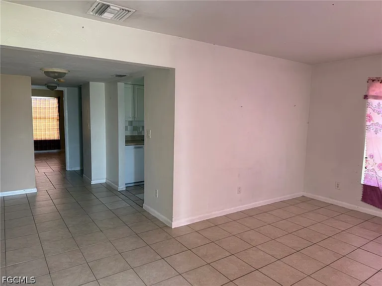 1131 S Loop Blvd — Photo 2