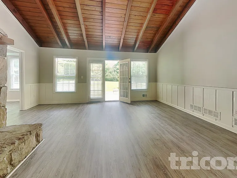 515 Westbridge Dr — Photo 2