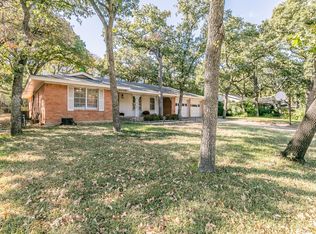 1504 Canterbury Cir, Fort Worth, TX 76112