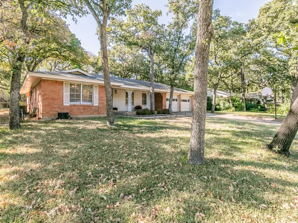 1504 Canterbury Cir, Fort Worth, TX 76112