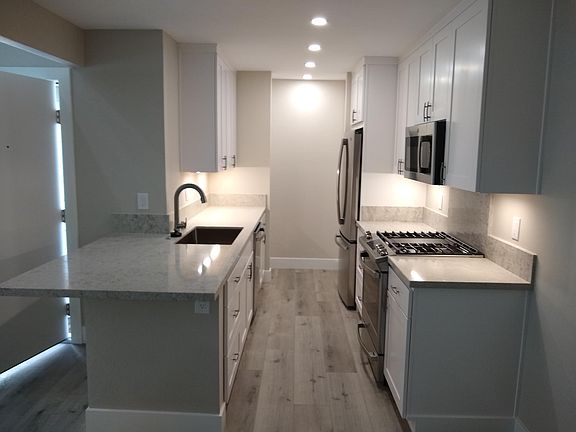 3rd image of 170 Larkspur Plaza Dr