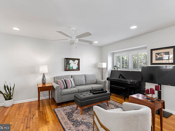 5th image of 818 Grove Ave #10