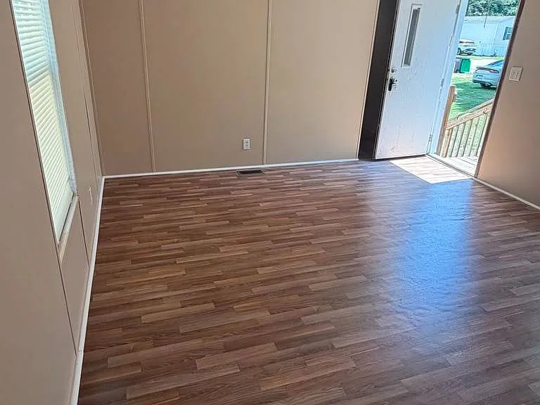 1046 Victoria St — Photo 4