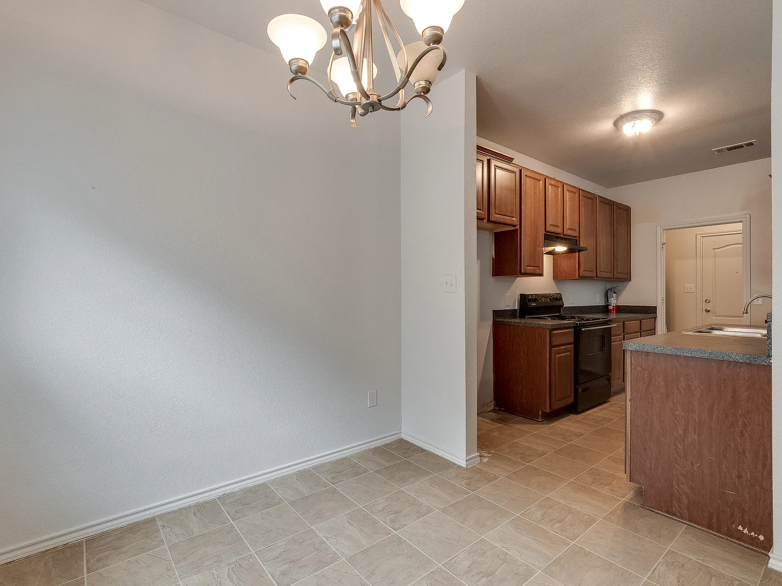 3 bed, 2.5 bath, 1525 sqft, $1,600 — Photo 4