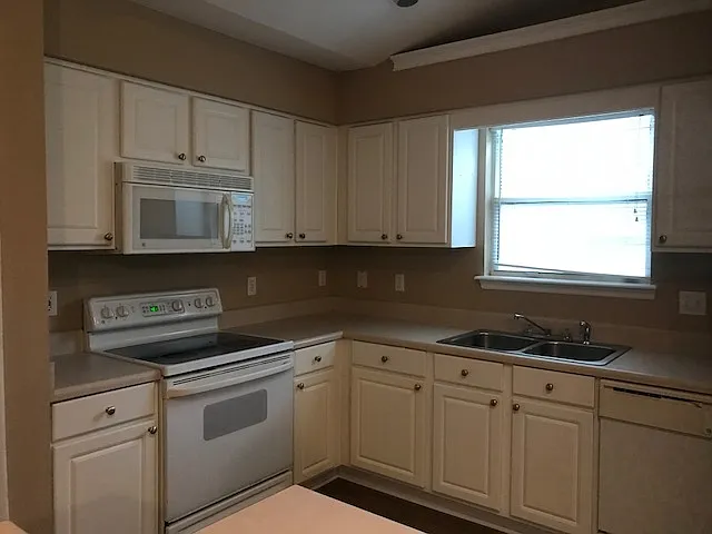 2810 Dumont Dr — Photo 4