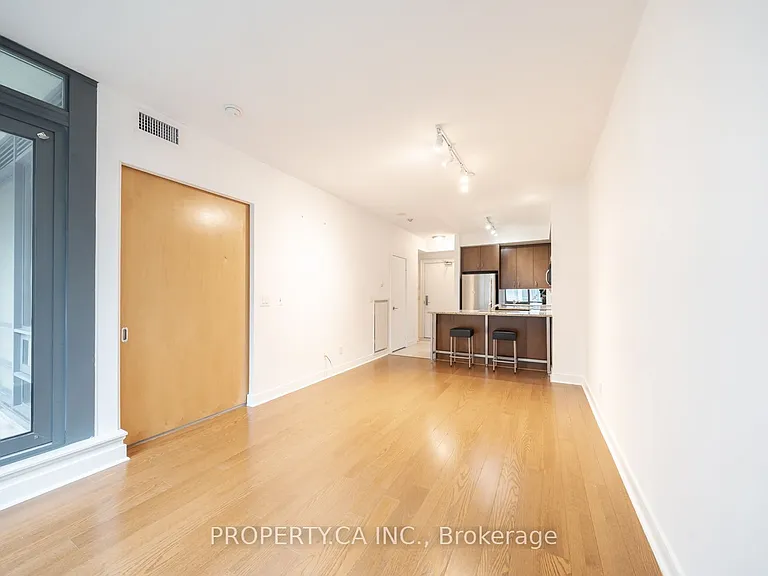 438 King St W #803 — Photo 4