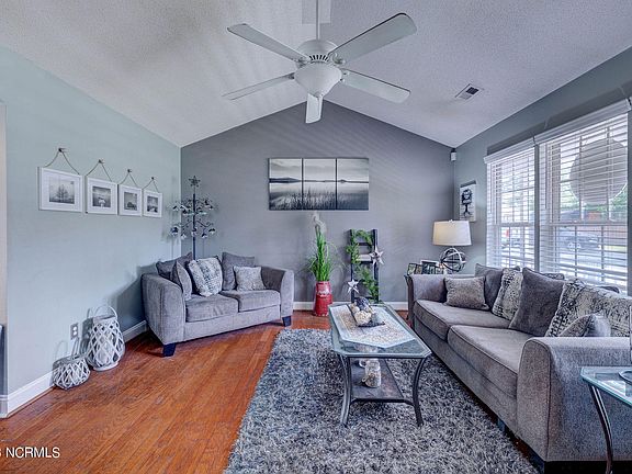 3rd image of 4916 Robinwood Drive NE