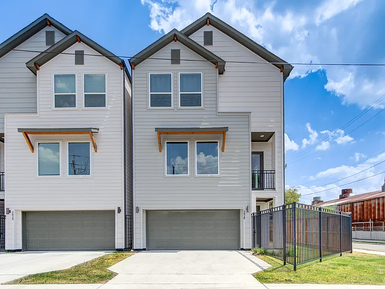 2418 Everett St — Photo 1