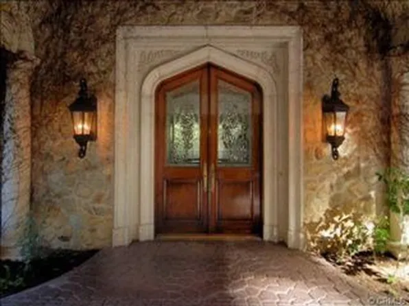 15970 Royal Oak Rd, Encino, CA 91436